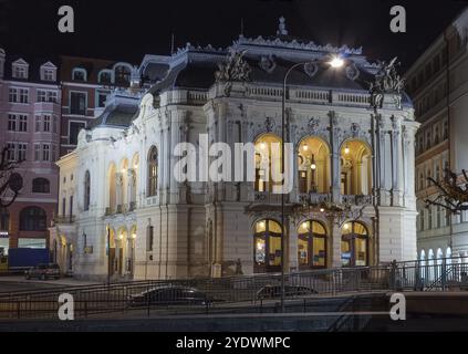 Le théâtre Karlovy Vary a été construit dans les années 1884-1886. Les auteurs de ce magnifique bâtiment néo-baroque sont les architectes viennois Fellner A. Banque D'Images
