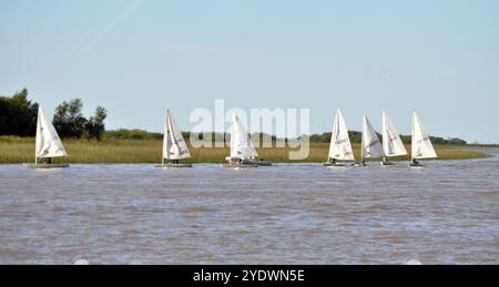 BUENOS AIRES, ARGENTINE, 23 AVRIL 2017 : enfants naviguant sur des bateaux au Rio de la Plata à Buenos Aires, Argentine, Amérique du Sud Banque D'Images