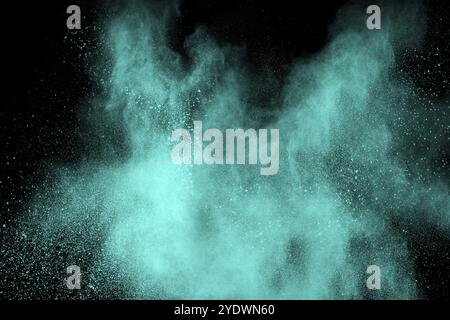 Nuage d'explosion de poudre de couleur verte isolé sur fond noir Banque D'Images