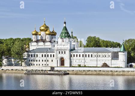 Le monastère d'Ipatiev est un monastère masculin, situé sur la rive de la rivière Kostroma juste en face de la ville de Kostroma. Elle a été fondée vers 1330 Banque D'Images