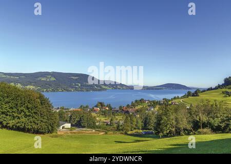 Voir d'Attersee est le plus grand lac de la région du Salzkammergut, dans l'État autrichien de la Haute Autriche Banque D'Images