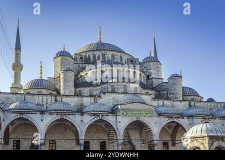 La mosquée du sultan Ahmed connue sous le nom de Mosquée bleue est une mosquée historique située à Istanbul, en Turquie. Vue depuis la cour intérieure Banque D'Images