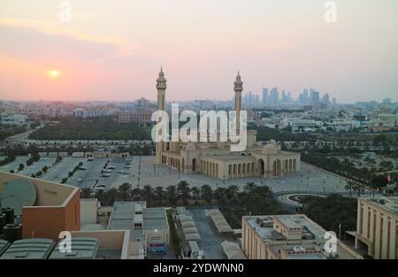 Vue aérienne incroyable de la Grande Mosquée Al Fateh à Twilight, Manama, Bahreïn Banque D'Images