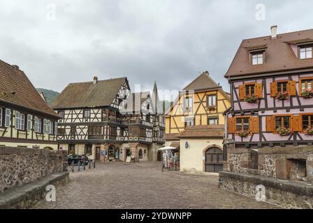 Rue avec maisons historiques à colombages à Kaysersberg, Alsace, France, Europe Banque D'Images