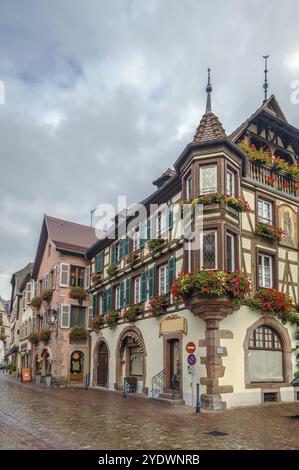 Rue avec maisons historiques à colombages à Kaysersberg, Alsace, France, Europe Banque D'Images