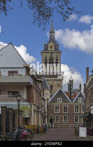 Vue de rue avec église dans le centre-ville de Delft, pays-Bas Banque D'Images