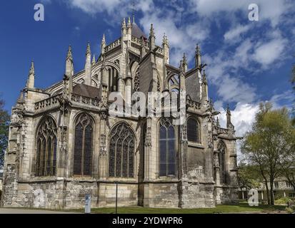 L’église Saint Etienne représente une transition harmonieuse du roman au gothique flamboyant, Beauvais, France, Europe Banque D'Images