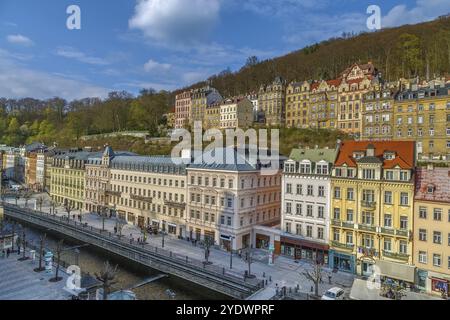 Maisons historiques le long de la rivière Tepla dans le centre-ville de Karlovy Vary, République tchèque Banque D'Images