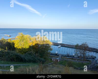 jetée dans le port de lohme, Rügen avec l'Allemagne de la mer Baltique en arrière-plan Banque D'Images