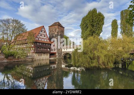 Weinstadel (entrepôt de vin médiéval) est situé sur le côté de la rivière au coeur de la zone historique de Nuremberg, Allemagne, Europe Banque D'Images