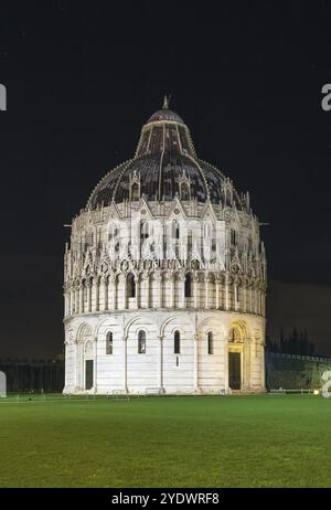 Soirée. Baptistère de Pise sur la Piazza dei Miracoli à Pise. Le bâtiment roman rond a été commencé au milieu du XIIe siècle. C'est le plus grand baptis Banque D'Images