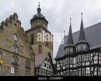 Vue de la mairie d'Alsfeld et de l'église sur la place principale, Allemagne, Europe Banque D'Images