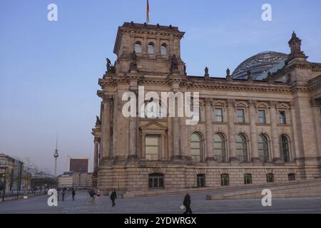 Vue partielle du bâtiment du Reichstag au crépuscule avec la tour de télévision en arrière-plan, Berlin, Allemagne, Europe Banque D'Images