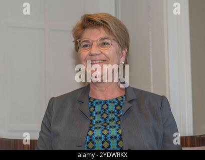 Berne, Vaud, Suisse. 28 octobre 2024. Berne Suisse, 28/2024 : VIOLA AMHERD (Présidente de la Confédération suisse) a présenté la politique et les relations internationales, passant par la guerre en Ukraine et les relations avec les partenaires européens et internationaux. Pendant le dîner présidentiel. Le dîner présidentiel a eu lieu à l'Hôtel Schweizerhof Bern à Berne. (Crédit image : © Eric Dubost/ZUMA Press Wire) USAGE ÉDITORIAL SEULEMENT! Non destiné à UN USAGE commercial ! Banque D'Images