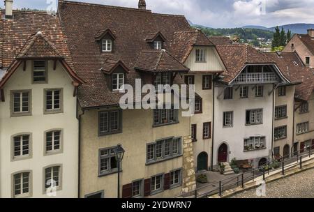 Rue avec des maisons historiques dans la vieille ville d'Aarau, Suisse, Europe Banque D'Images