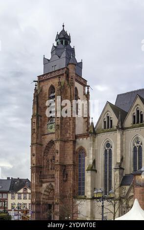 La cathédrale de Wetzlar est une grande église située dans la ville de Wetzlar, en Allemagne. La construction a commencé en 1230 et est toujours inachevée Banque D'Images