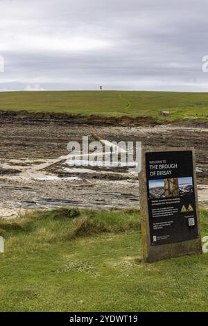 Brough de Birsay, île à marée avec vieux peuplement et phare, Orcades, Écosse, Grande-Bretagne Banque D'Images