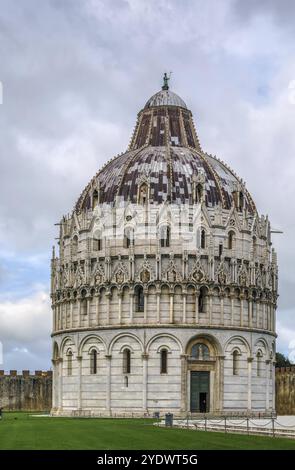 Baptistère de Pise sur la Piazza dei Miracoli à Pise. Le bâtiment roman rond a été commencé au milieu du XIIe siècle. C'est le plus grand baptistère de moi Banque D'Images