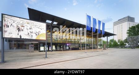 Zone d'entrée de l'ancienne salle plénière de la République fédérale d'Allemagne qui fait désormais partie du Centre mondial de conférences de Bonn au crépuscule en mai 2024 Banque D'Images