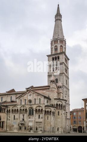 Ghirlandina et la cathédrale de Modène est une église romane catholique romaine située à Modène, en Italie. Consacré en 1184, il s'agit d'un important édifice roman i. Banque D'Images