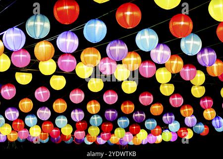 Lampe lanterne chinoise traditionnelle colorée sur fond sombre. Fond de lanternes multicolores dans le réveillon du nouvel an chinois Banque D'Images