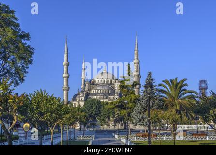 La mosquée du sultan Ahmed connue sous le nom de Mosquée bleue est une mosquée historique située à Istanbul, en Turquie. Vue depuis la place Sultan Ahmed Banque D'Images