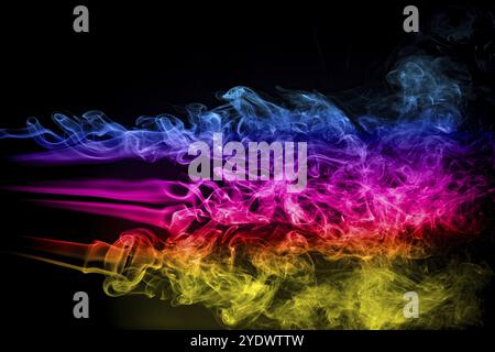 Fumée de couleur abstraite sur fond noir. Nuages de fumée de couleur abstraite Banque D'Images