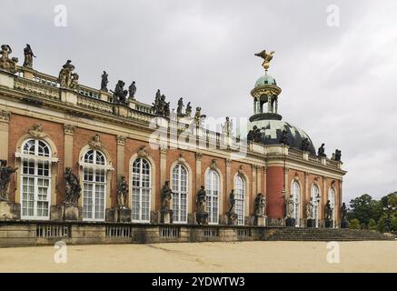 Le Nouveau Palais est un palais situé dans le parc royal de Sanssouci à Potsdam, en Allemagne. Le bâtiment a été commencé en 1763 sous Frédéric le Grand et a été comp Banque D'Images