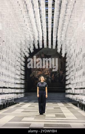 Londres, Royaume-Uni. 28 octobre 2024. L'artiste avec l'installation. L'installation suspendue 'Duo' du designer turc Melek Zeynep Bulut explore les concepts de dualité et d'interaction. Il met fin au London Design Festival (LDF) à succès du lundi 28 octobre au dimanche 3 novembre. Crédit : Imageplotter/Alamy Live News Banque D'Images