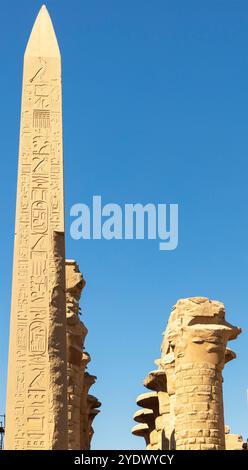 Louxor, Égypte ; 16 janvier 2024 : L'aiguille céleste de Thoutmôsis Ier, l'imposant obélisque de Karnak, est un témoignage des croyances célestes de l'Antiquité Banque D'Images