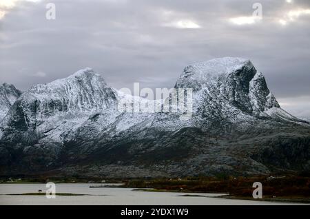 La chaîne de montagnes Seven Sisters (Syv Sostre) sur l'île d'Alsten dans le Nordland, au nord de la Norvège. Banque D'Images