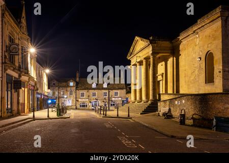 La mairie et Fox Inn sur la place du marché la nuit en automne. Chipping norton, Cotswolds, Oxfordshire, Angleterre Banque D'Images