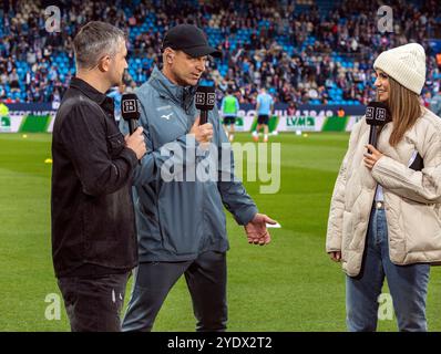 Sports, football, Bundesliga, 2024/2025, VfL Bochum v. FC Bayern Muenchen 0-5, stade Vonovia Ruhr, entraîneur Markus Feldhoff (BO) interviewé par les journalistes Laura Wontorra et Sebastian Kneissl de la chaîne de télévision DAZN, la RÉGLEMENTATION DFL INTERDIT TOUTE UTILISATION DE PHOTOGRAPHIES COMME SÉQUENCES D'IMAGES ET/OU QUASI-VIDÉO Banque D'Images