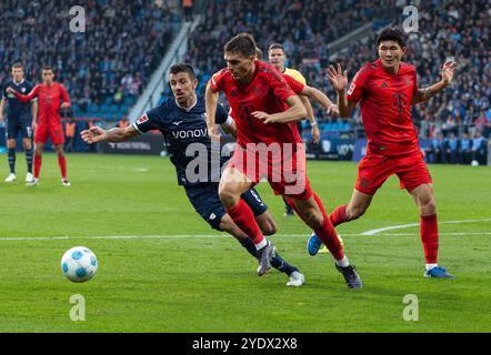 Sports, football, Bundesliga, 2024/2025, VfL Bochum v. FC Bayern Muenchen 0-5, stade de Vonovia Ruhr, scène du match, devant F.L. Anthony Losilla (BO), Joao Costa Palhinha (FCB), Minjae Kim (FCB), DFL LES RÈGLEMENTS INTERDISENT TOUTE UTILISATION DE PHOTOGRAPHIES COMME SÉQUENCES D'IMAGES ET/OU QUASI-VIDÉO Banque D'Images