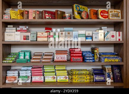 Bonbons vintage et produits du tabac sur les tablettes Banque D'Images