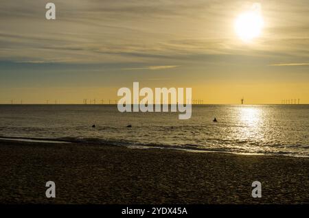 Gunfleet Sands ferme éolienne au large de la côte de Clacton On Sea Essex Angleterre Boxing Day 2016 Banque D'Images