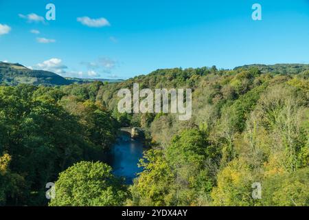 Pontcysyllte Old Bridge a été construit au 17ème siècle et enjambe la rivière Dee, Llangollen Wales UK. Octobre 2024 Banque D'Images