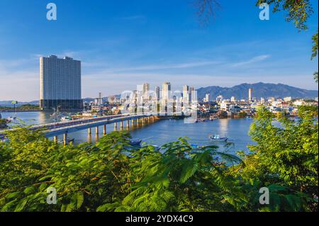 Rivière Cai et pont Xom Bong à Nha Trang. Vue panoramique sur la station balnéaire au Vietnam en été Banque D'Images