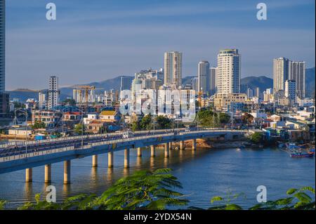 Vue panoramique sur la rivière Cai et Xom Bong Bridge dans la ville balnéaire de Nha Trang en Asie en été. Nha Trang, Vietnam - 8 août 2024 Banque D'Images