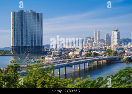 Vue panoramique sur la rivière Cai et Xom Bong Bridge dans la ville de Nha Trang en Asie en été. Nha Trang, Vietnam - 8 août 2024 Banque D'Images