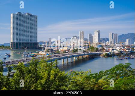 Vue panoramique sur la rivière Cai et Xom Bong Bridge dans la ville de Nha Trang en Asie en été. Nha Trang, Vietnam - 8 août 2024 Banque D'Images