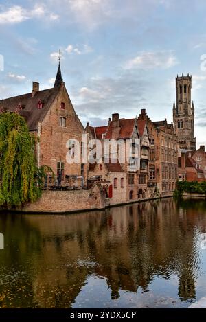 Beffroi de Bruges, édifices médiévaux et leur réflexion sur le canal de Dijver depuis le Quai du Rosaire. Un tôt le matin à Bruges, Belgique Banque D'Images