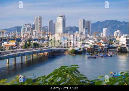 Vue panoramique de dessus de la rivière Cai et Xom Bong Bridge dans la ville balnéaire de Nha Trang en Asie en été. Nha Trang, Vietnam - 8 août 2024 Banque D'Images