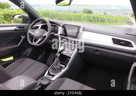 Innenraum mit Armaturenbrett im VW T-Roc Cabriolet style 1,0 TSI Baujahr 2024, Typ A1 Facelift, Cabrio, Sitzmittelbahnen dans Stoff style , Multifunktionslenkrad in Leder *** intérieur avec tableau de bord en VW T Roc Cabriolet style 1 0 TSI année 2024, type A1 facelift, convertible, panneaux centraux de siège en tissu, volant multifonctions en cuir Banque D'Images