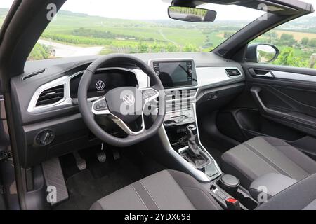 Innenraum mit Armaturenbrett im VW T-Roc Cabriolet style 1,0 TSI Baujahr 2024, Typ A1 Facelift, Cabrio, Sitzmittelbahnen dans Stoff style , Multifunktionslenkrad in Leder *** intérieur avec tableau de bord en VW T Roc Cabriolet style 1 0 TSI année 2024, type A1 facelift, convertible, panneaux centraux de siège en tissu, volant multifonctions en cuir Banque D'Images