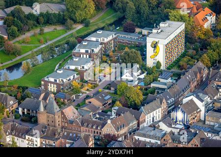 Luftbild, Neuseeland Goch Wohnanlage Wohnsiedlung Baugebiet und Neubau, Thomas Baumgärtel Künstler am Hochhaus mit Graffiti banane und Beuys-Hut, Goch, Niederrhein, Nordrhein-Westfalen, Deutschland ACHTUNGxMINDESTHONORARx60xEURO *** vue aérienne, Nouvelle-Zélande complexe résidentiel zone de construction immobilière et nouvelle construction, Thomas Baumgärtel artiste sur un immeuble de grande hauteur avec Rhénanie-Rhénanie-Rhénanie-Rhénanie-Westphalie Banque D'Images