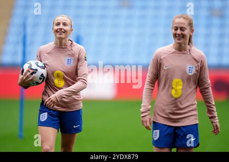 Les anglaises Leah Williamson (à gauche) et Keira Walsh (à droite) lors d'une séance d'entraînement à la Coventry Building Society Arena. Date de la photo : lundi 28 octobre 2024. Banque D'Images