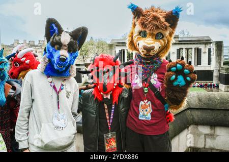 Un rassemblement de fourrures dans les jardins de Trinity Square à Tower Hill à Londres au Royaume-Uni en Europe. Banque D'Images