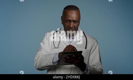 Homme afro-américain professionnel médecin thérapeute consultant patient à l'aide de tablette numérique pour rendez-vous en ligne traitement moderne lire Banque D'Images