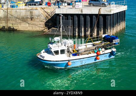 Le bateau de pêche Frellie PW40 entre dans le port de Newquay sur la côte de Newquay en Cornouailles au Royaume-Uni. Banque D'Images